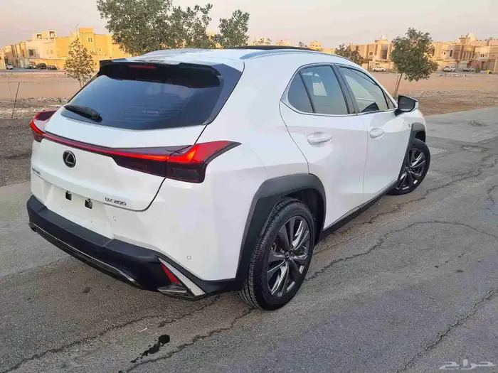 لكزس يو اكس UX 4