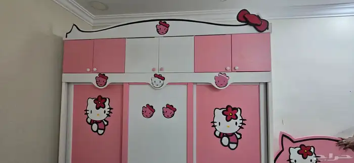 متوفر سرير وا اثنين من الطاوله صغيره وا دولاب وا تسريحه 0