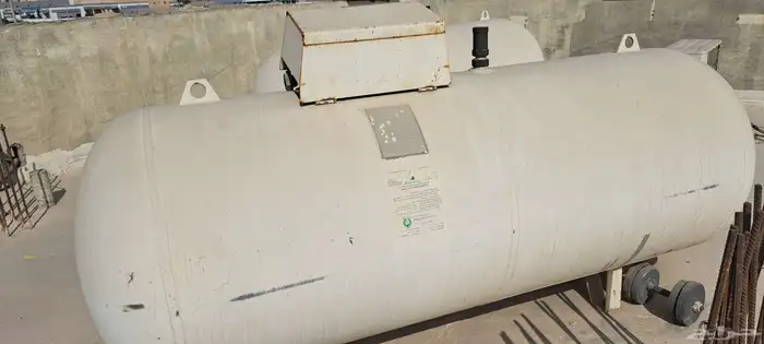 2 gas cylinder each 2000 litre 4