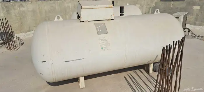 2 gas cylinder each 2000 litre 3