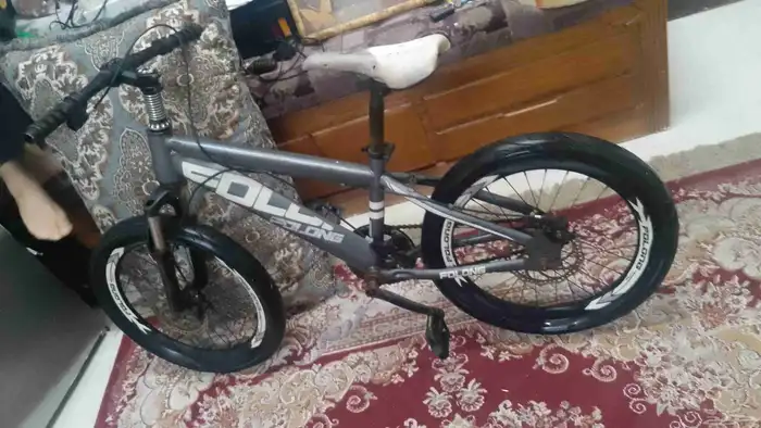 الدراجة الموجودة في الصورة هي دراجة هوائية رياضية من نوع سوS 2