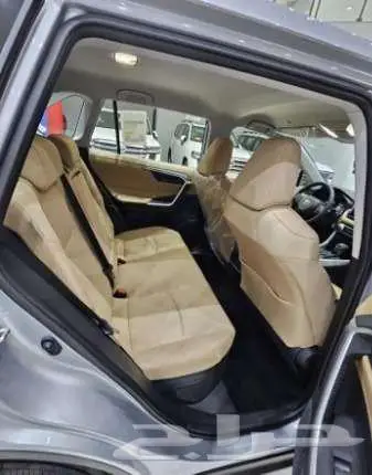 تيوتا راف فور لمتد هايبرد 2025 متوفر اللون الفضي 10