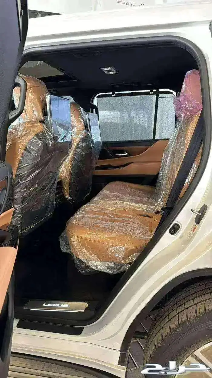 لكزس بي بي عماني أبيض داخل جملي 2025 4