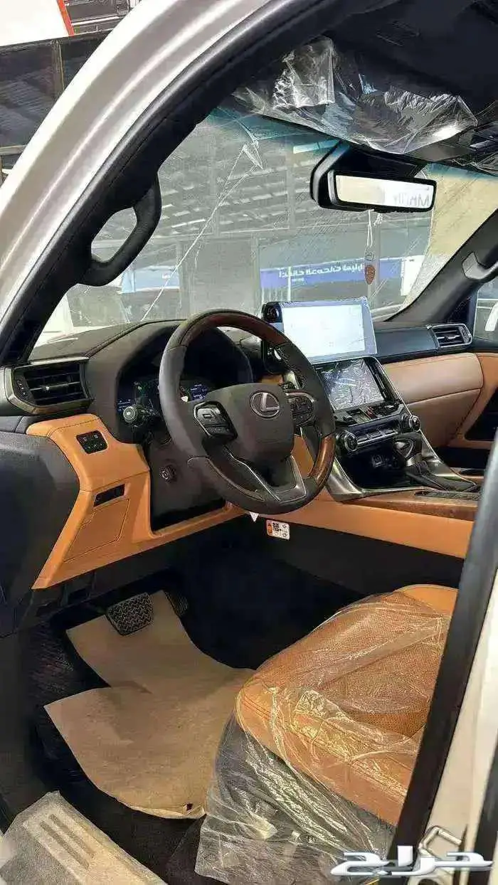 لكزس بي بي عماني أبيض داخل جملي 2025 2