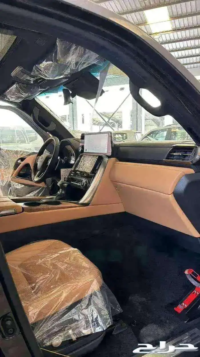 لكزس بي بي عماني أسود داخل جملي 2025 2