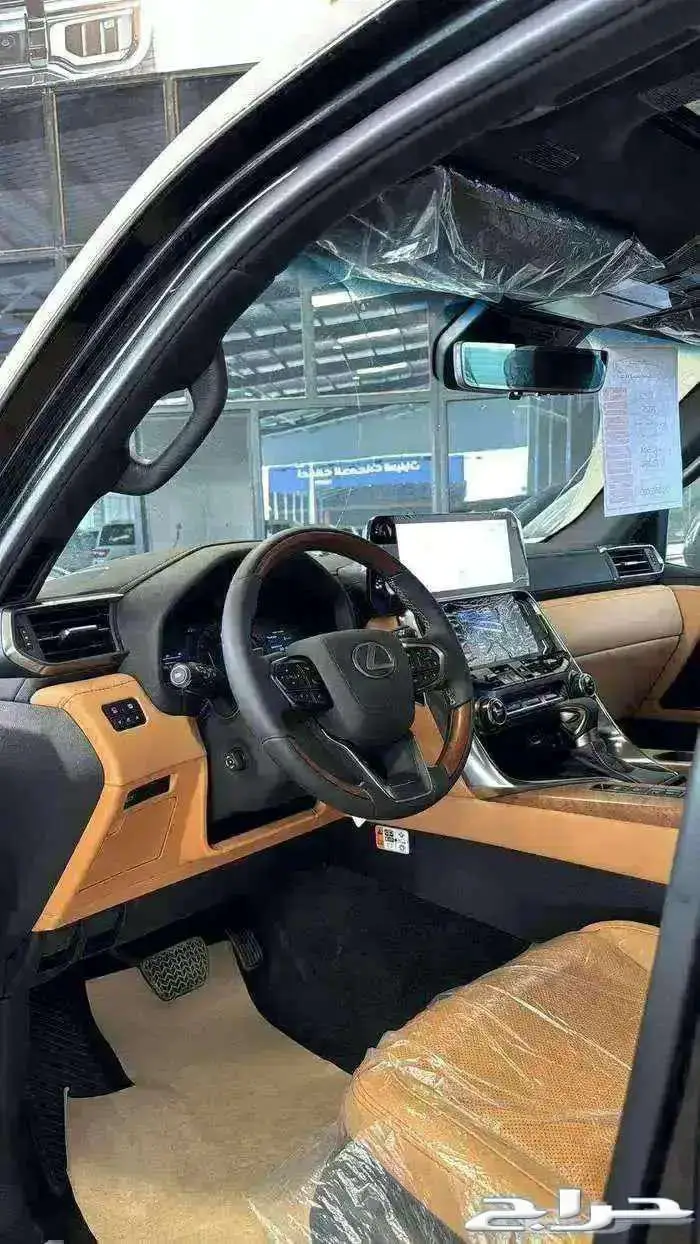 لكزس بي بي عماني أسود داخل جملي 2025 1