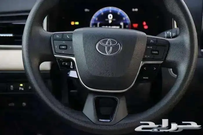 تويوتا كامري استاندر بنزين لوحات 2025 9