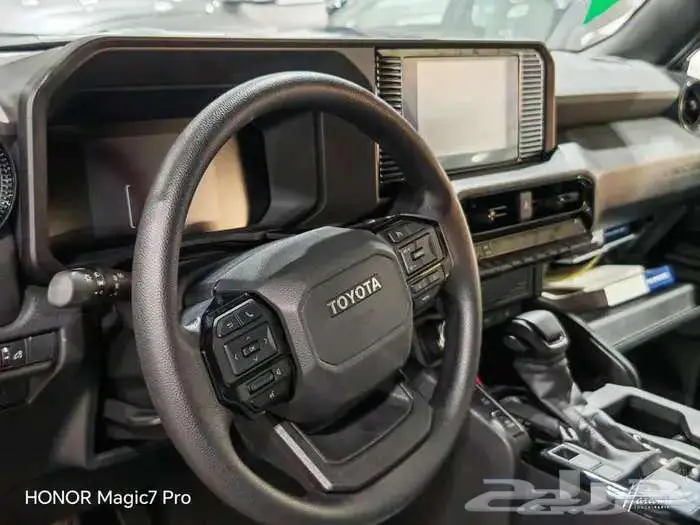 برادو TX موديل 2025 بنزين ستاندرد حبه فقط لون اسود 25