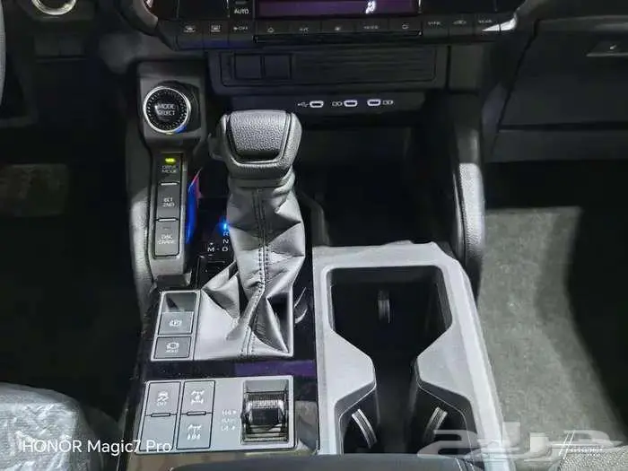 برادو TX موديل 2025 بنزين ستاندرد حبه فقط لون اسود 34