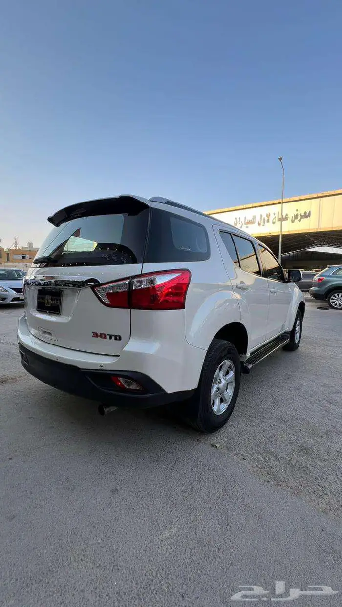 ايسوزو MUX موديل 2022- معرض خلف للسيارات 3