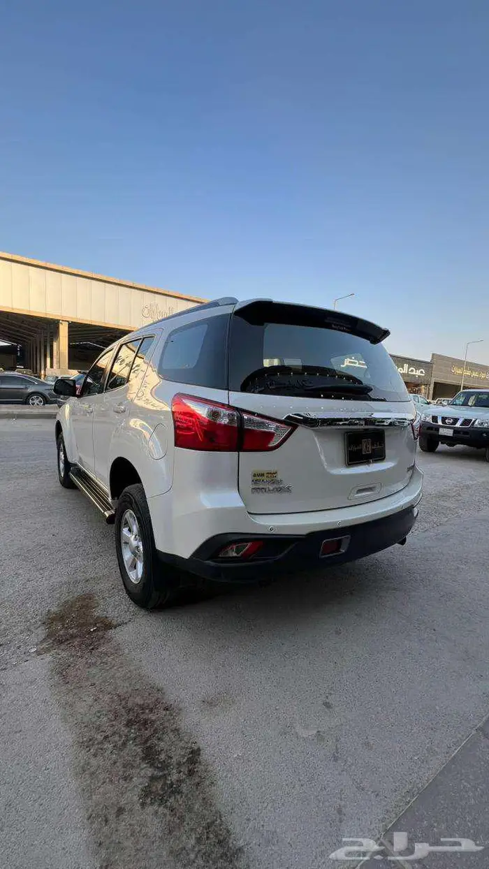 ايسوزو MUX موديل 2022- معرض خلف للسيارات 4