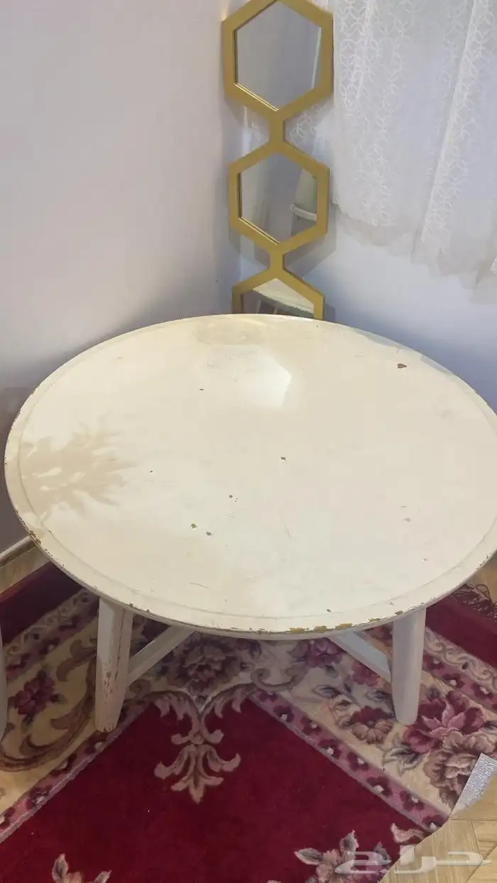 طقم كنب مع طاولة دائري وطقم طاولات ومرتبة للبيع المستعجل 2