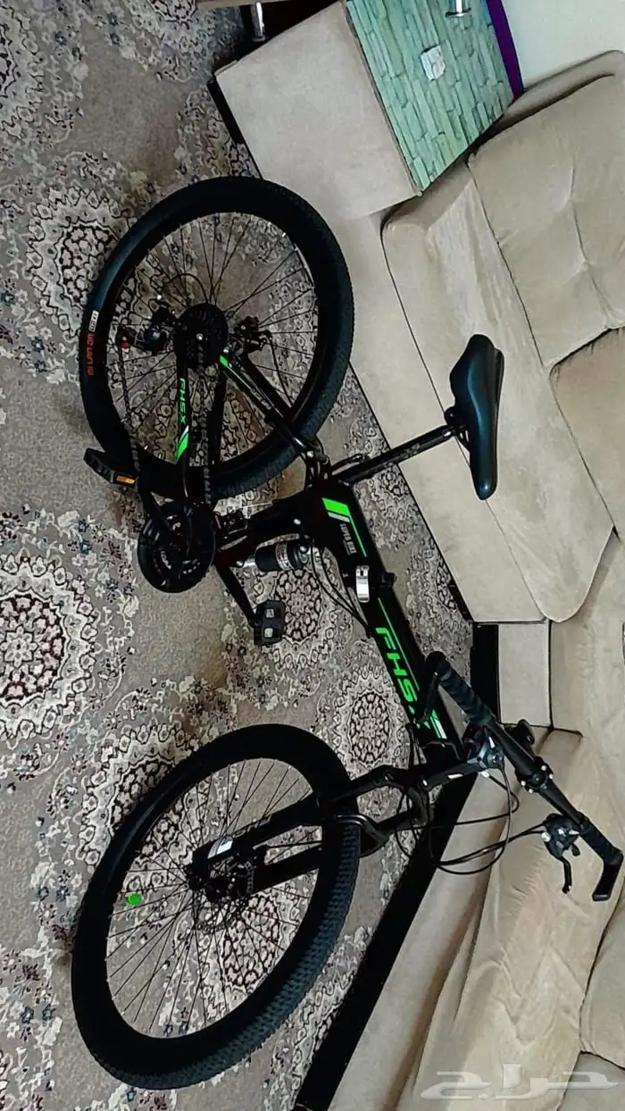 الدراجة الموجودة في الصورة هي دراجة هوائية رياضية من نوع سوS 1