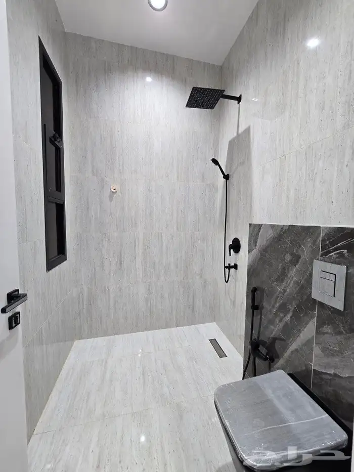 للبيع دور أرضي في عماره دورين 6غرفVIPحوش وبايكه خلف الألماني 23