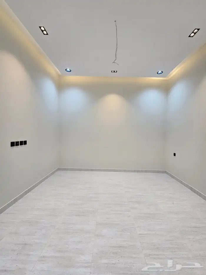 للبيع دور أرضي في عماره دورين 6غرفVIPحوش وبايكه خلف الألماني 24