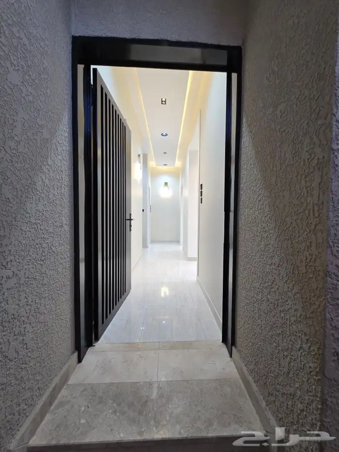 للبيع دور أرضي في عماره دورين 6غرفVIPحوش وبايكه خلف الألماني 7