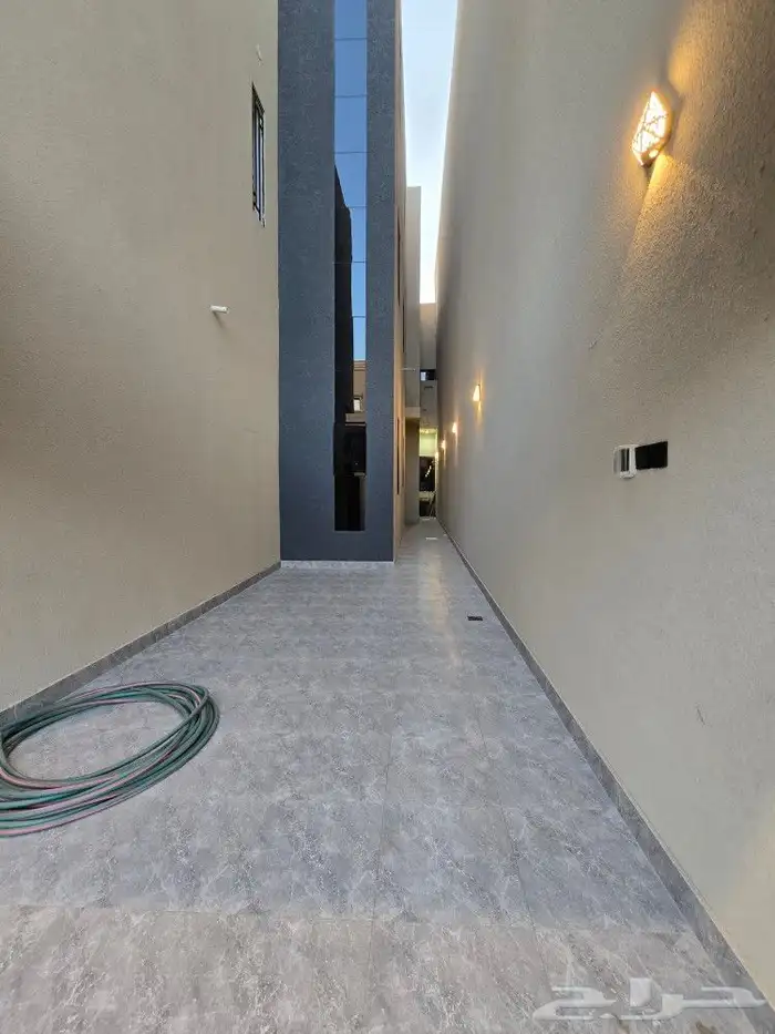 للبيع دور أرضي في عماره دورين 6غرفVIPحوش وبايكه خلف الألماني 3