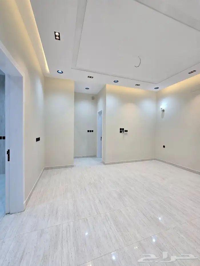 للبيع دور أرضي في عماره دورين 6غرفVIPحوش وبايكه خلف الألماني 27