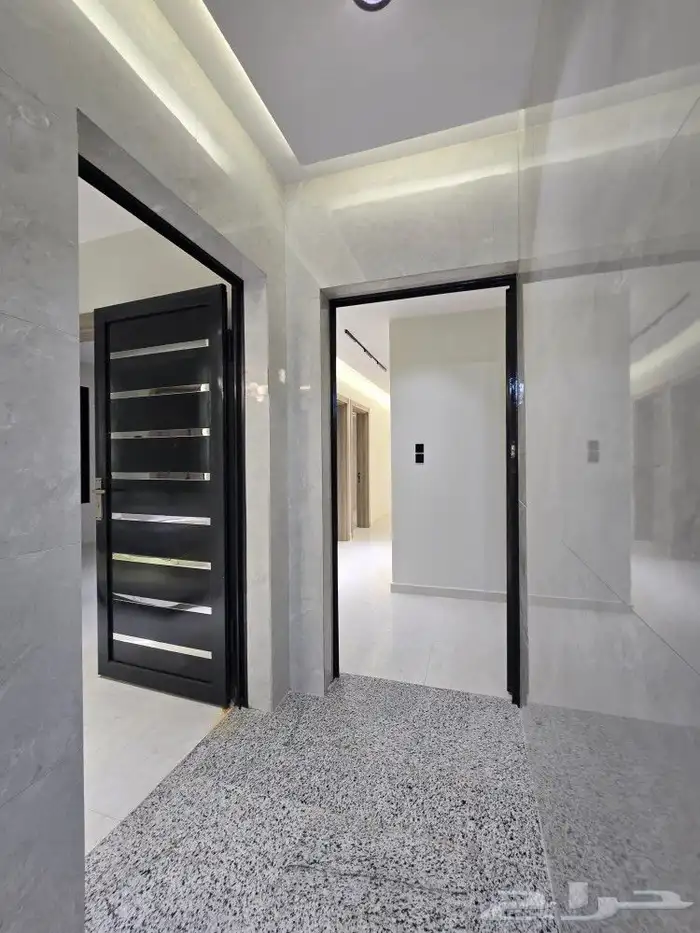 للبيع روف علوى مع ملحق مدخل مستقل 8غرفVIP أحدرفيده حي النهضة 5