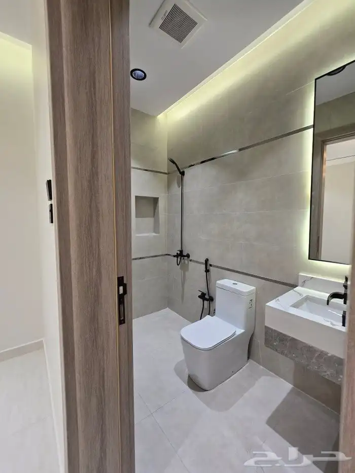 للبيع روف علوى مع ملحق مدخل مستقل 8غرفVIP أحدرفيده حي النهضة 18