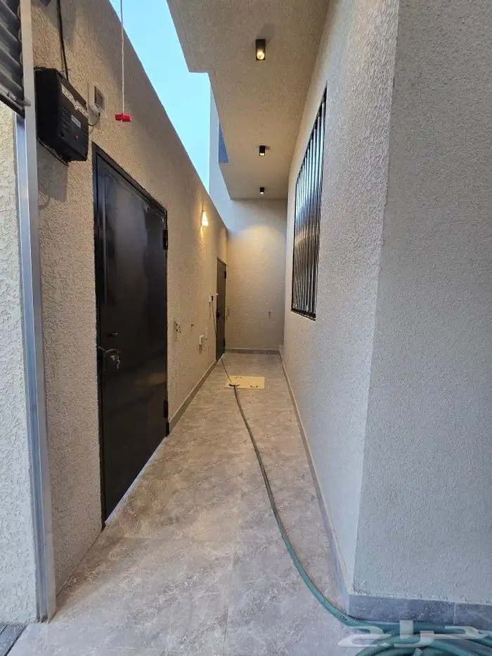 للبيع دور أرضي في عماره دورين 6غرفVIPحوش وبايكه خلف الألماني 6