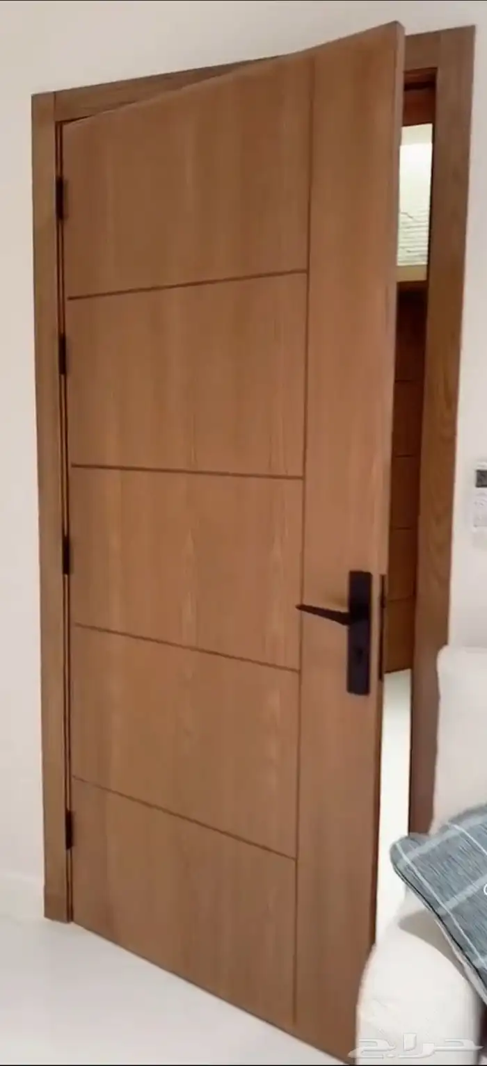 يوجد لدينا تفصيل أبواب خشب حديثة الشكل وعالية الجودة 0