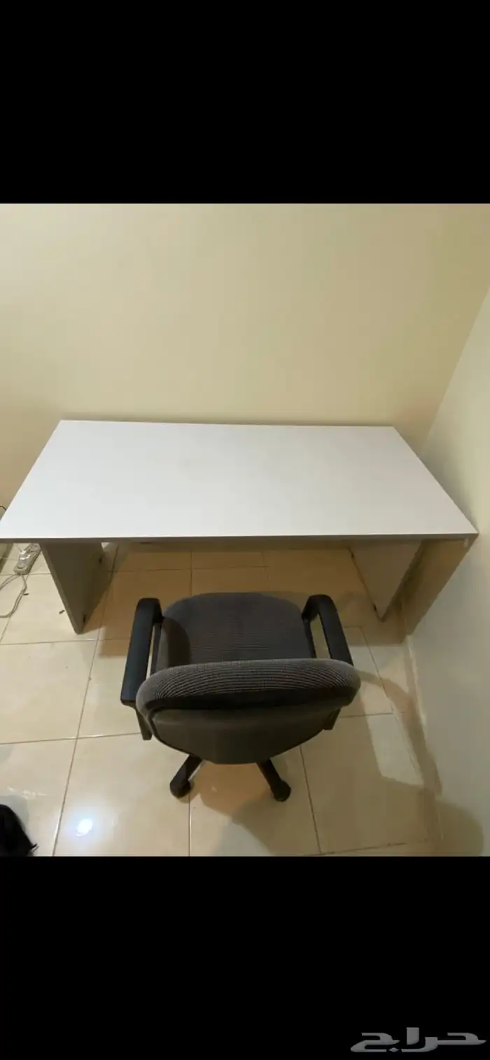 طاولة مكتب مع كرسي بحالة ممتازة   فرصة للجادين 0