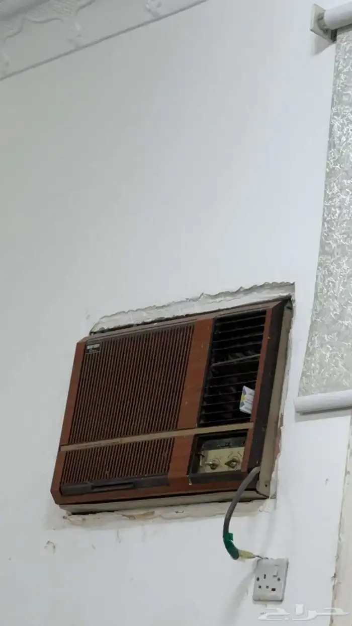 يوجد لدينا ثلاث مكيفات اثنين نفس هذا الشكل وواحد ابيض 2