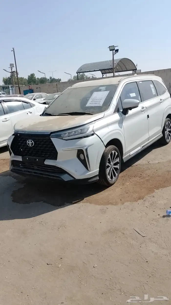 تيوتا افيلوز2025 3