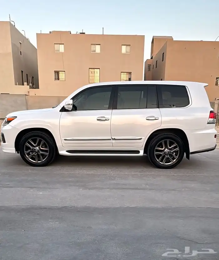 جيب لكزس LX570 موديل 2014 لؤلؤي ماشي 150 الف 11