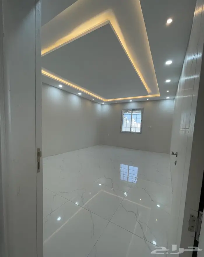 للبيع شقة 7 غرف كبيرة موقع مميز بشوران 4