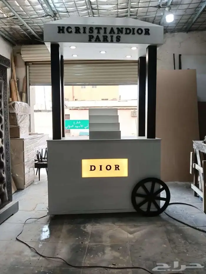 كورنر عطر. شكل عربه للبيع جديد لم يستخدم ولا مره 0