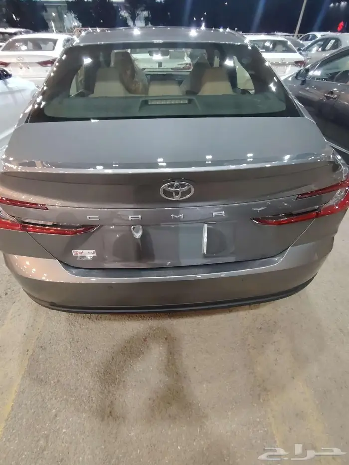 كامري LE بنزين موديل 2025 حبه فقط لون تيتانيوم 12