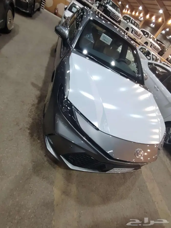 كامري LE بنزين موديل 2025 حبه فقط لون تيتانيوم 2