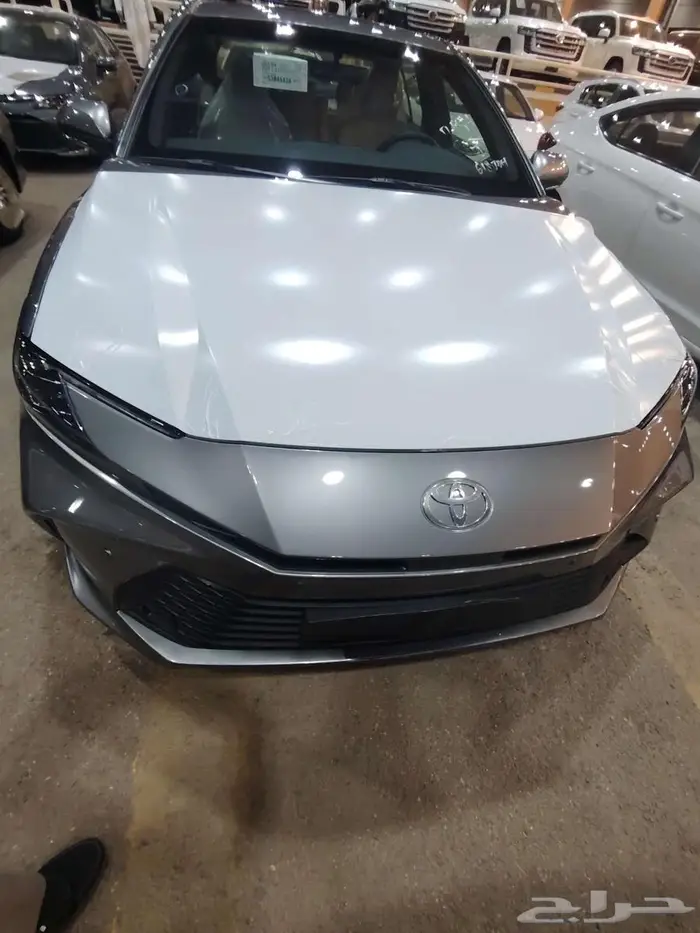 كامري LE بنزين موديل 2025 حبه فقط لون تيتانيوم 1