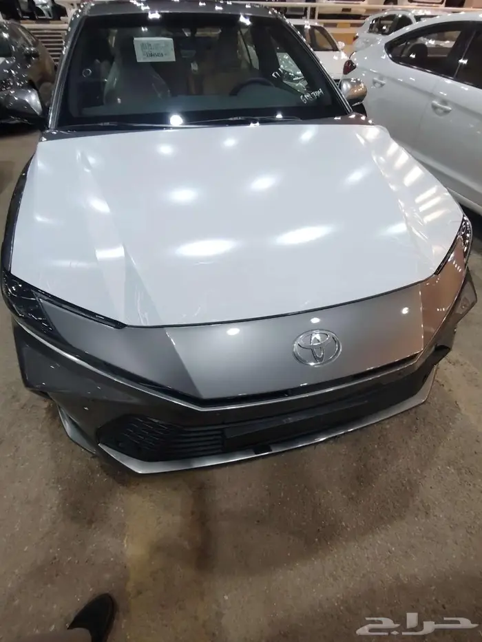 كامري LE بنزين موديل 2025 حبه فقط لون تيتانيوم 0