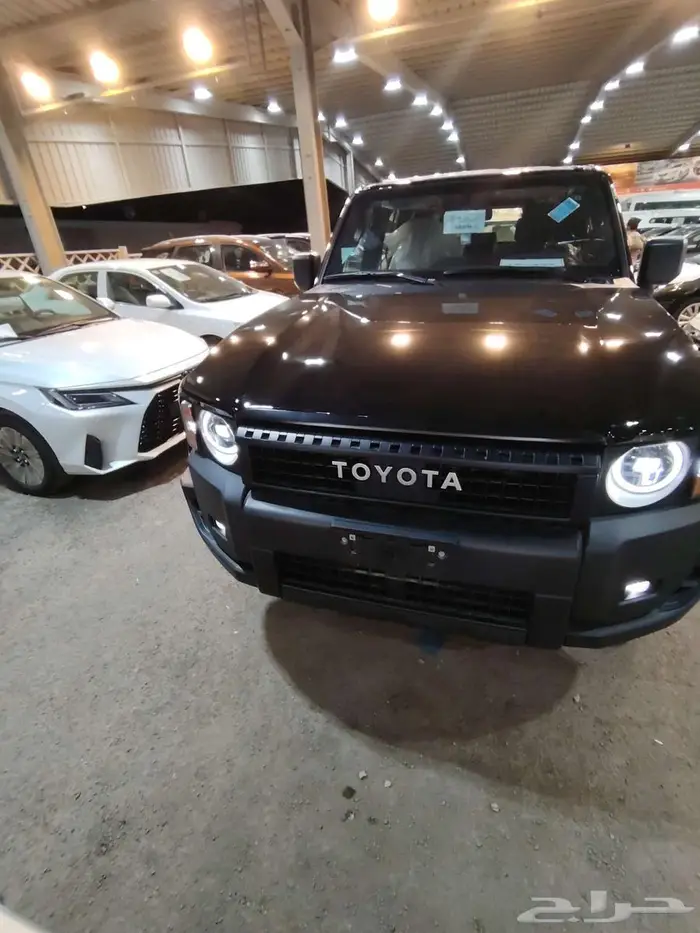 برادو TX موديل 2025 بنزين ستاندرد حبه فقط لون اسود 1