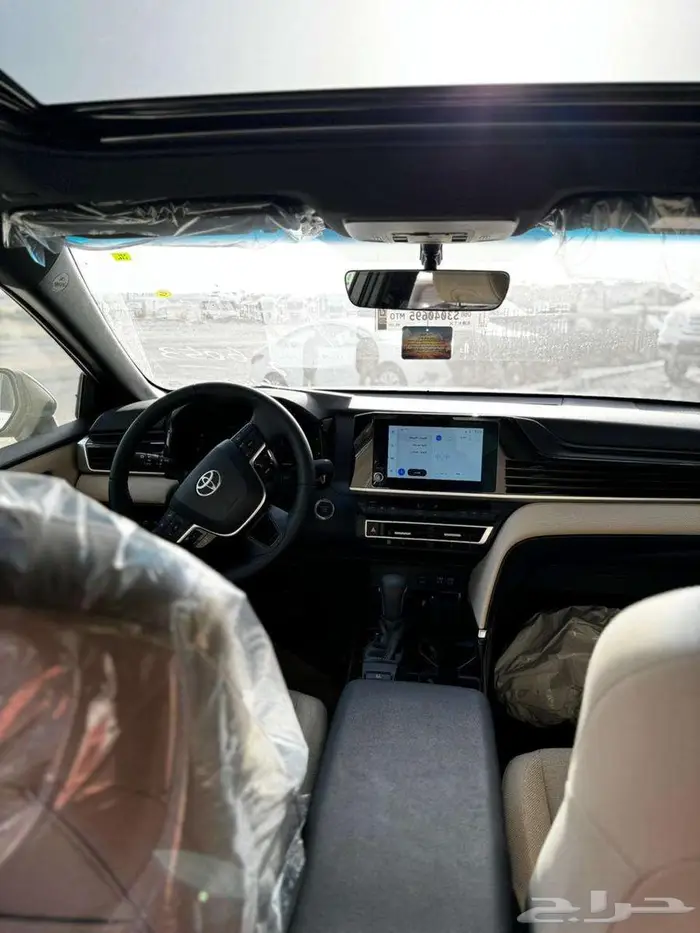 تويوتا كامرى LE 2025 لون ابيض لولوى ولون اسود 10