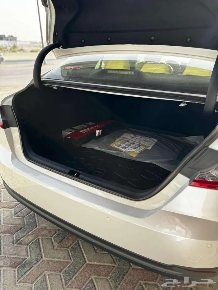 تويوتا كامرى LE 2025 لون ابيض لولوى ولون اسود 4