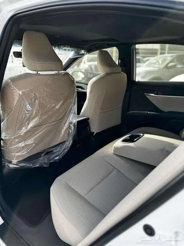 تويوتا كامرى LE 2025 لون ابيض لولوى ولون اسود 12