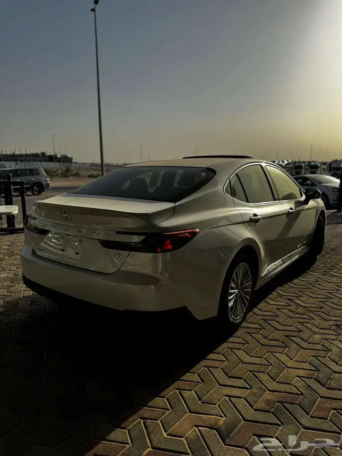 تويوتا كامرى LE 2025 لون ابيض لولوى ولون اسود 3