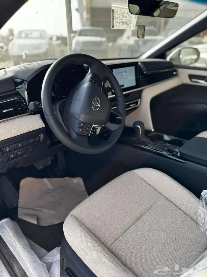 تويوتا كامرى LE 2025 لون ابيض لولوى ولون اسود 9