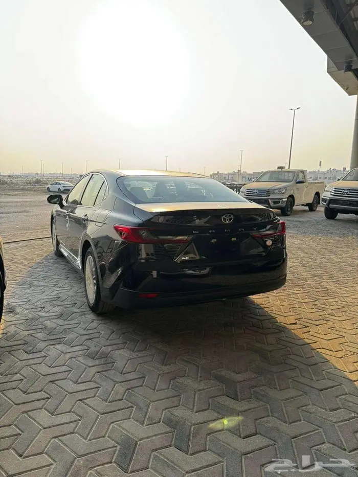 تويوتا كامرى LE 2025 لون ابيض لولوى ولون اسود 7