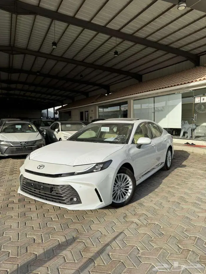 تويوتا كامرى LE 2025 لون ابيض لولوى ولون اسود 2