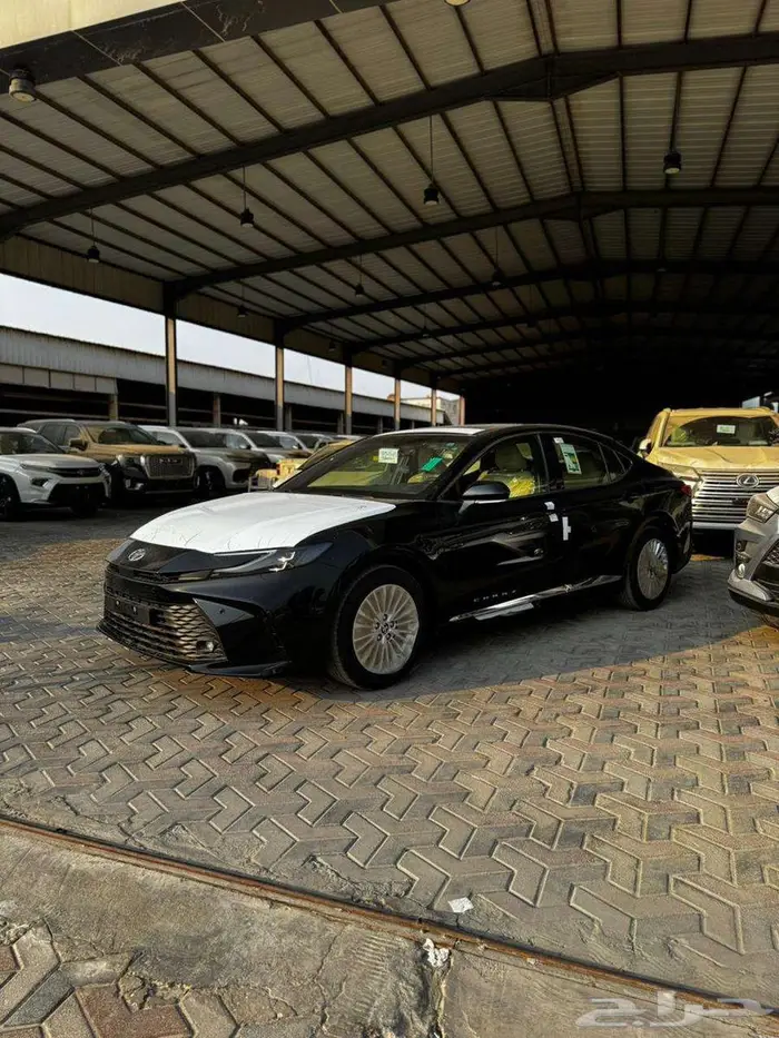 تويوتا كامرى LE 2025 لون ابيض لولوى ولون اسود 5