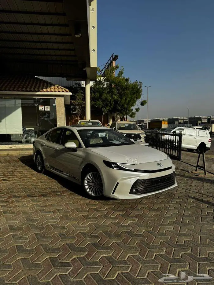 تويوتا كامرى LE 2025 لون ابيض لولوى ولون اسود 0