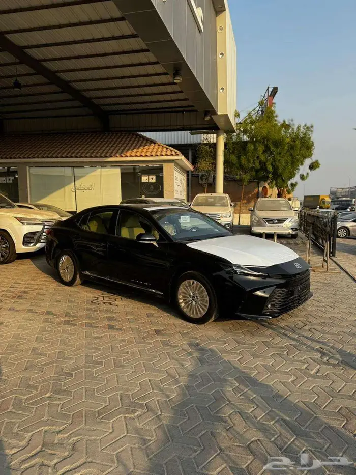تويوتا كامرى LE 2025 لون ابيض لولوى ولون اسود 6