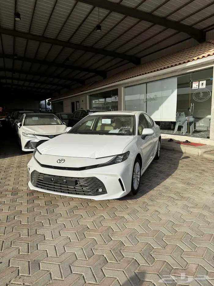 تويوتا كامرى LE 2025 لون ابيض لولوى ولون اسود 1
