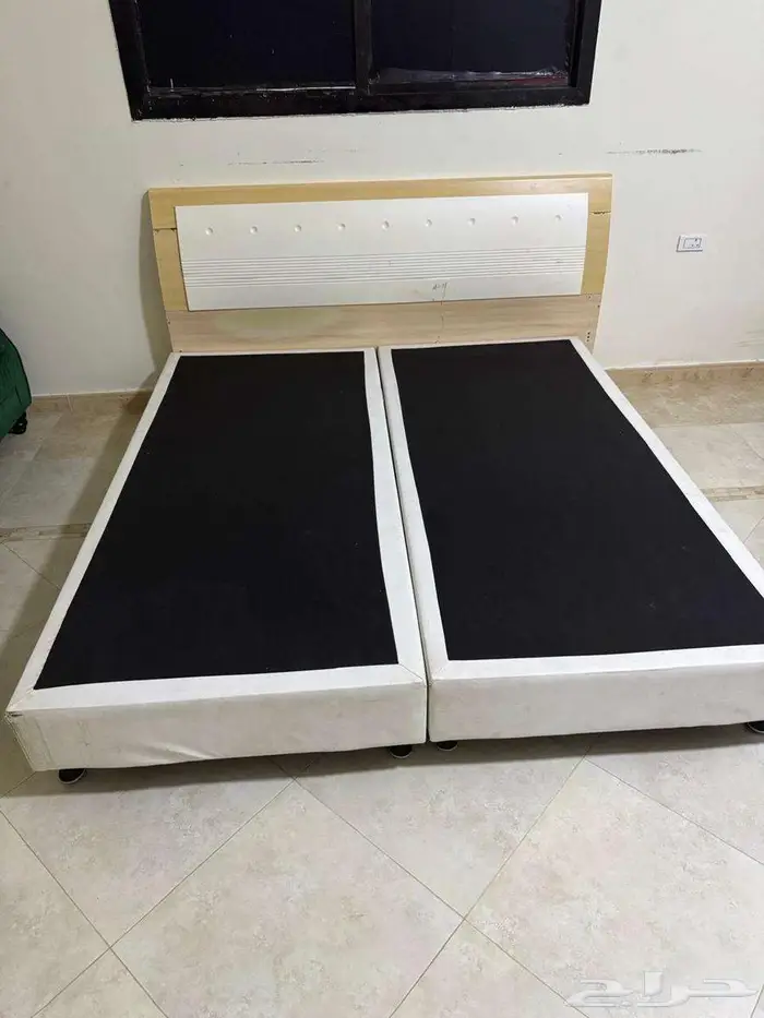 بطانية واحدة  سرير مزدوج  وسريران خشبيان. السعر  650 1