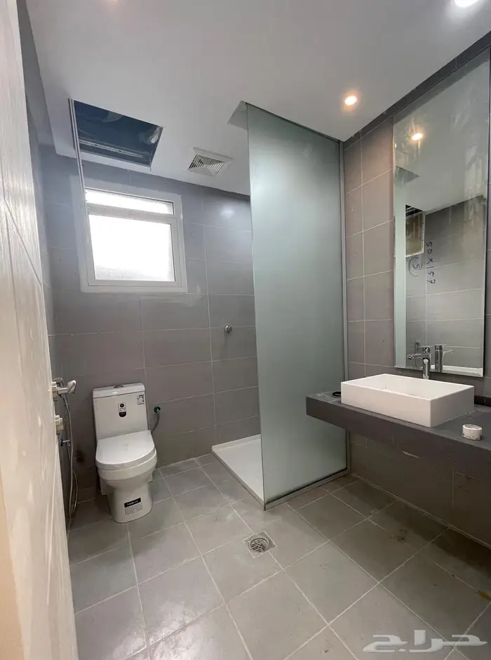 للبيع شقة 7 غرف كبيرة موقع مميز بشوران 2